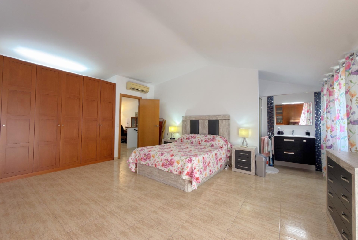 EXCLUSIVO DÚPLEX EN UNA DE LAS MEJORES ZONAS DE GANDÍA CON GARAJE, TRASTERO Y ESPECTACULAR TERRAZA