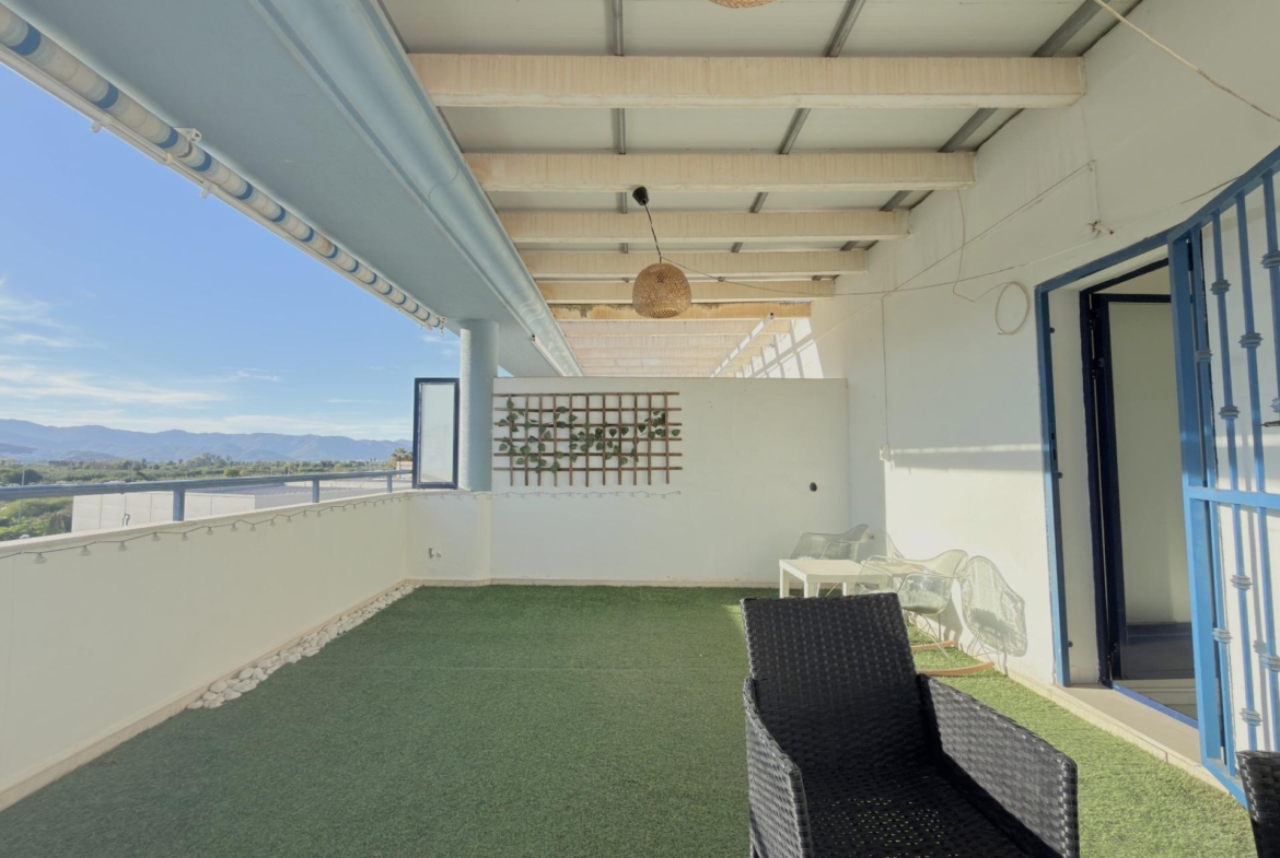 Dúplex en la playa de Gandía con terraza privada, garaje y licencia turística