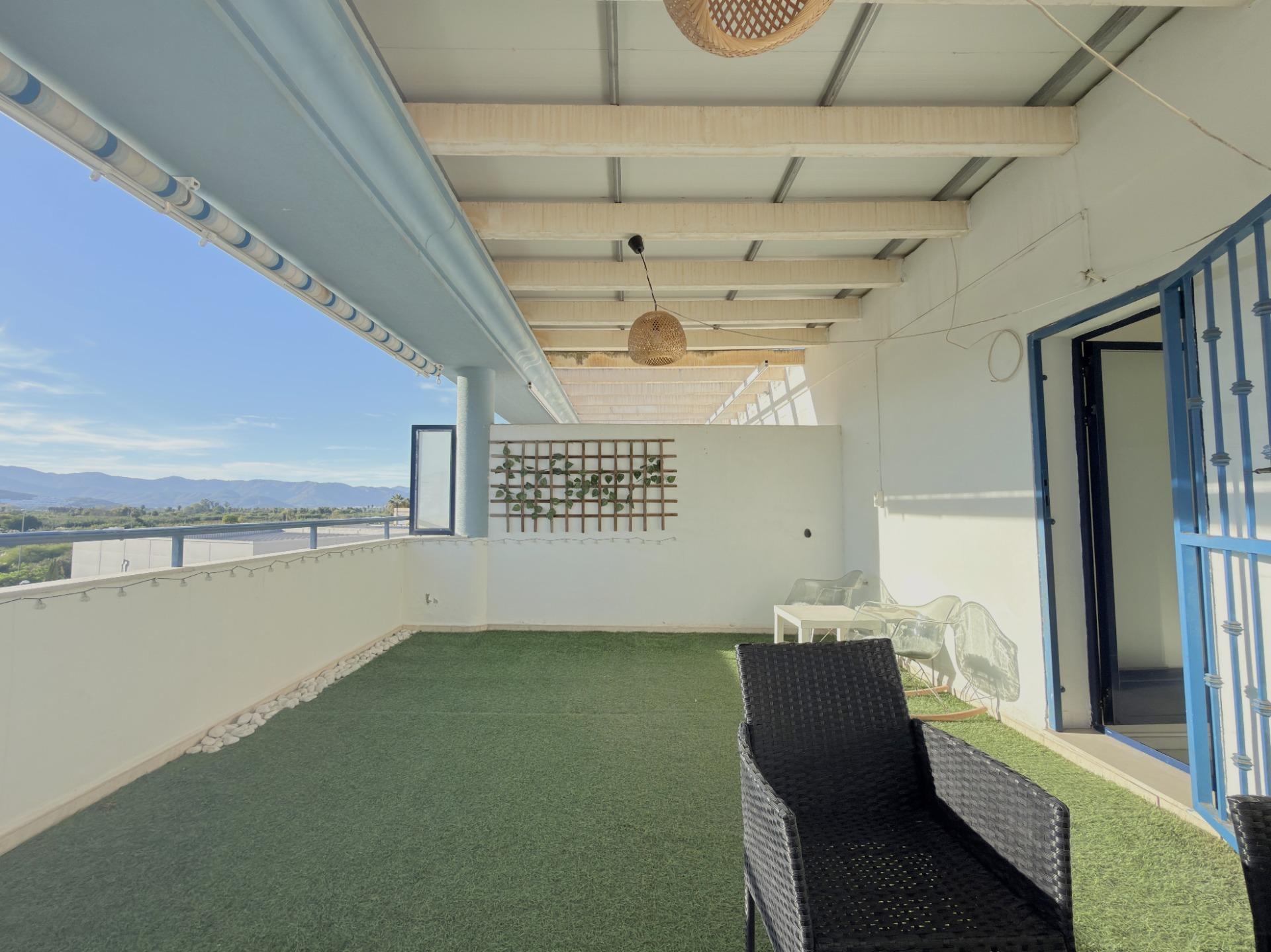 Dúplex en la playa de Gandía con terraza privada, garaje y licencia turística
